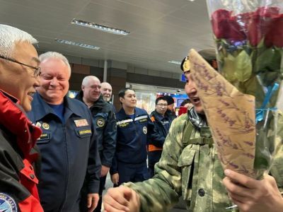 Вернувшихся из зоны спецоперации бойцов встретили родные и коллеги в Якутске