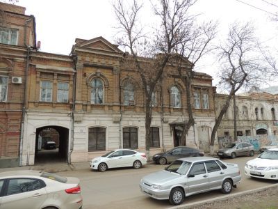 Дом  с магазинами Казакова М.Ш.М.