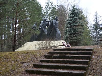 Памятное место, где с февраля по сентябрь 1942 г. находился центр Северо-западного партизанского края (линия фронта проходила через бывший Слободской район)