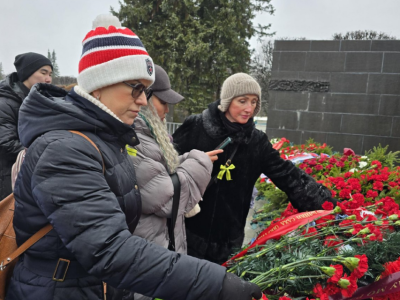 Якутяне возложили цветы к монументу «Мать-Родина» на Пискаревском мемориальном кладбище