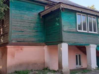 Дом усадебный с оградой, калиткой и воротами