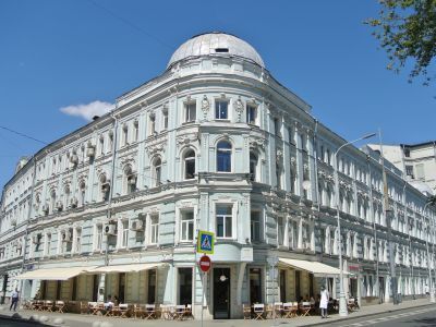 Главный дом с флигелями - доходный дом с магазинами, 2-я пол. XVIII в.-нач. XIX в., 1880-е-1890-е гг., 1900-е гг., архитекторы В.П.Загорский, Н.Д.Струков