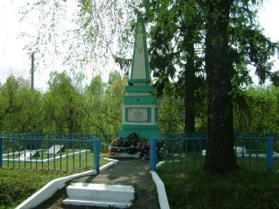 Братская могила 93 воинов Советской Армии и партизан, погибших в 1941-1943 гг. в борьбе с немецко-фашистскими захватчиками. Установлен обелиск