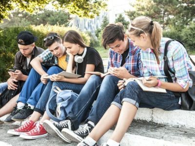 В России начали объединять в общую сеть центры для подростков