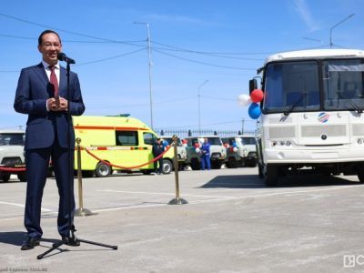 Айсен Николаев вручил ключи от автомобилей главным врачам 38 больниц Якутии