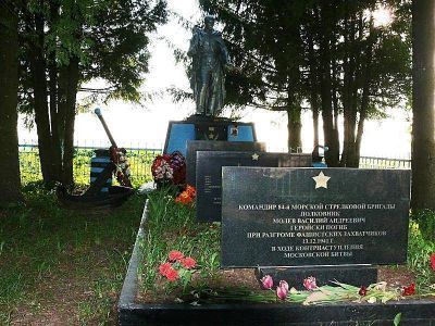 Братская могила советских воинов