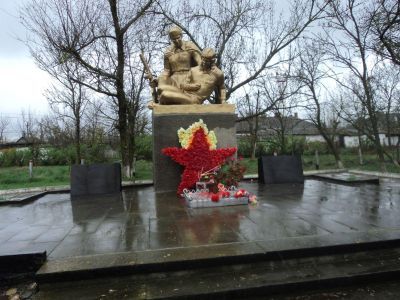 Братская могила танкового экипажа и 2 воинов Советской Армии, погибших в 1942-43 гг.