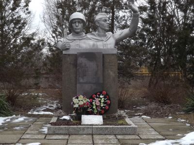 Братская могила 13 советских воинов, погибших в боях с фашистскими захватчиками