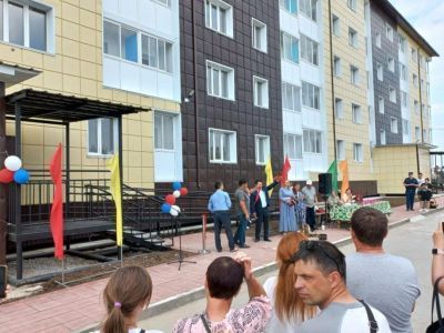 В Покровске вручили ключи от новых квартир переселенцам из аварийного жилья