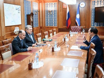 Глава Якутии встретился с начальником Пограничного управления ФСБ по восточному арктическому району