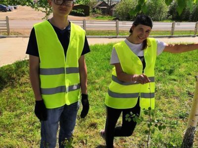 В Мирном дети из трудового лагеря посадили именные деревья