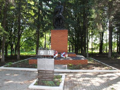 Братская могила советских воинов, погибших в боях с фашистскими захватчиками в 1943 году. Захоронено 20 человек, имена 2 человек установлены. Скульптура советского воина