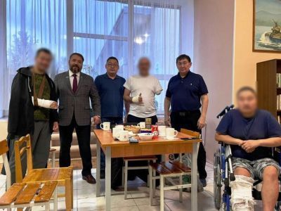 Юрий Куприянов навестил раненых военнослужащих из Якутии