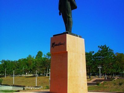 Памятник В.И.Ленину (скульптор М.П.Короткевич, архитекторы В.Г.Гнездилов, Е.В.Фуклева)
