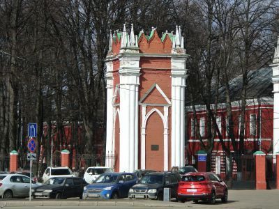 Парадный двор с шестью башнями