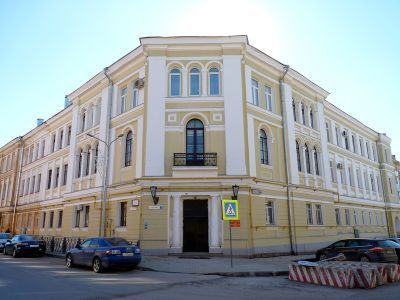 Здание бывшего епархиального училища, в котором в октябрьские дни 1917 г. помещался Верховный Совет Северного фронта
