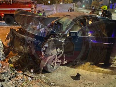 В Якутске водитель не справился с управлением и наехал на преграду. Двое пострадали