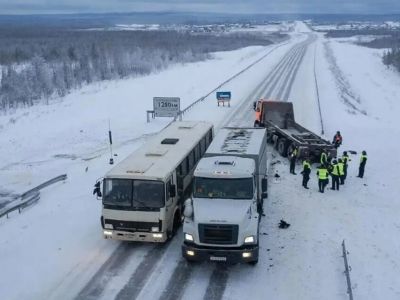 Вахтовый автобус и грузовик попали в ДТП в Якутии UPD