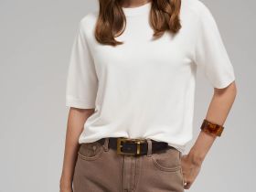 Легкий джемпер полуприлегающего кроя с коротким рукавом