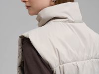 Утепленный жилет с искусственным наполнителем