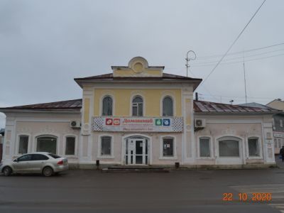 Жилой дом с лавками