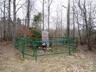 Братское захоронение советских воинов, погибших в 1941-44 гг.