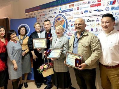 В Якутии волонтеры-предприниматели, оказывающие помощь участникам СВО, получили награды