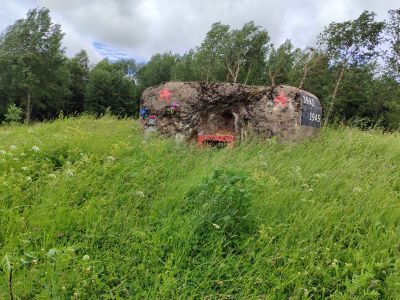 Памятник-дот, сооруженный на рубеже обороны подступов к Ленинграду в 1941 г.