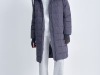 Пуховое пальто с капюшоном