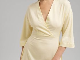 Приталенное платье миди со льном