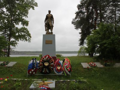 Братское захоронение советских воинов, погибших в 1941-44 гг.