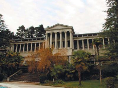 Клуб-столовая с переходными галереями