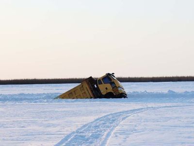 Фотофакт: самосвал провалился под лед в Нижнеколымском районе