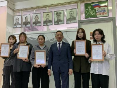 Студенты Якутского художественного училища создали портреты Героев России