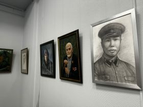Художники из 19 регионов России представили в Москве выставку к 80-летию Победы