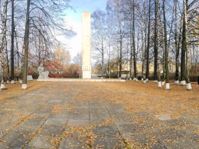 Братское захоронение воинов Советской Армии, погибших в годы Великой Отечественной войны 1941 - 1945 г.г.