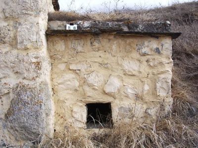 Склеп полуподземный с гладкой фасадной стеной (основание) 5