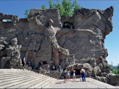 Композиция пропилеев «Стены-руины»