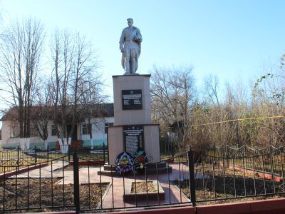 Братская могила советских воинов, погибших в боях с фашистскими захватчиками в 1943 году. Захоронено 15 человек, имена 7 человек установлены. Скульптура советского воина с автоматом