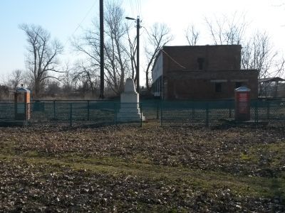 Братская могила, в которой захоронено более 1000 советских воинов и мирных жителей, погибших в боях с фашистскими захватчиками