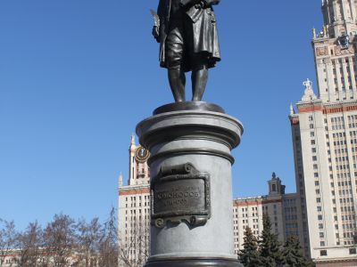 Памятник М.В.Ломоносову, 1954 г., скульптор Н.В.Томский, архитектор Л.В.Руднев