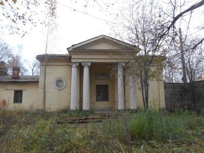 Здание с ионическим портиком