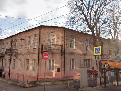 Здание школы рабочей молодежи N 1 (солдатский госпиталь), в котором 26.12.1916г. С.М.Киров встретился с Малыгиным и Анджиевским