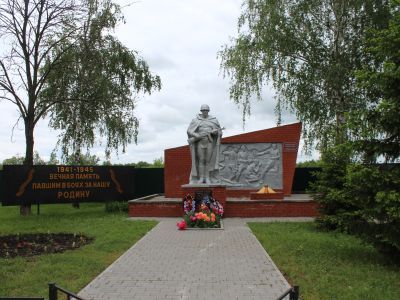 Братская могила советских воинов, погибших в боях с фашистскими захватчиками в 1943 году. Захоронено 13 человек, имена установлены. Скульптура советского воина