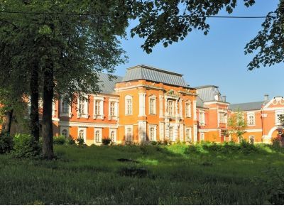 Главный дом с малым флигелем