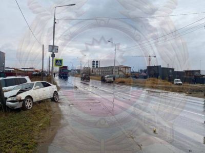 В Якутске пьяный водитель выехал на встречку, столкнулся с другим автомобилем и врезался в опору ЛЭП