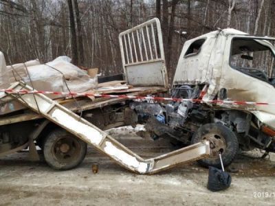 На Покровском тракте в Якутии столкнулись микрогрузовик и большегруз. Один из водителей погиб