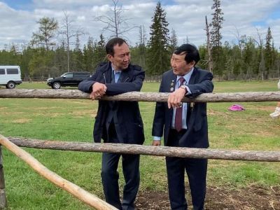 Фотофакт. Глава Якутии встретился с прославленным сунтарским дояром