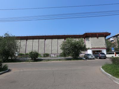 Здание бывшего Народного дома, в котором в 1905 г. проходили митинги и собрания населения Верхнеудинска; в период колчаковско-семеновской реакции с августа 1918 по март 1920 г. в подвалах здания находился застенок, где были замучены многие борцы за власть