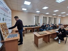 Международный гроссмейстер провел мастер-класс по шахматам в Якутске